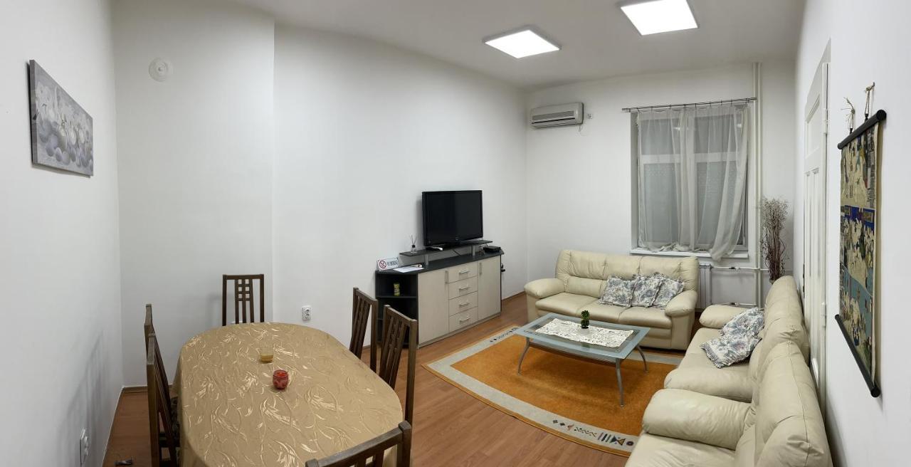 Ata Apartment Skopje Buitenkant foto